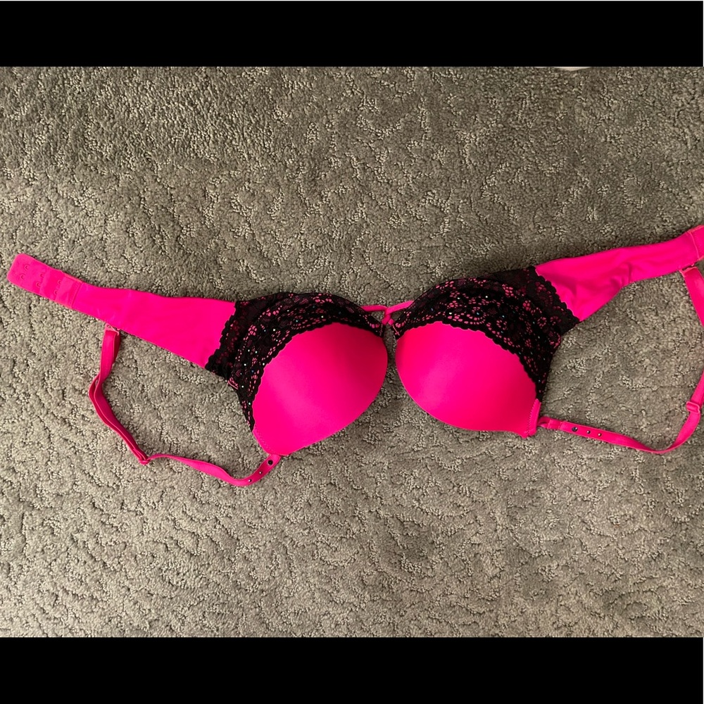 VALENTINE’S DAY <3 Hot pink Victoria’s Secret “miraculous plunge” push up bra